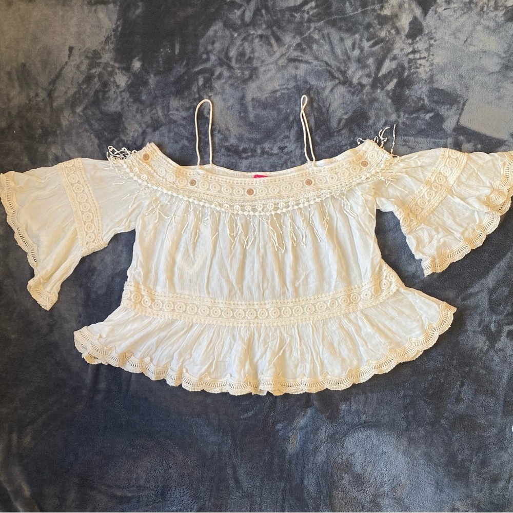 Elegant Cream Off-Shoulder Women's Lace Top Size Medium.